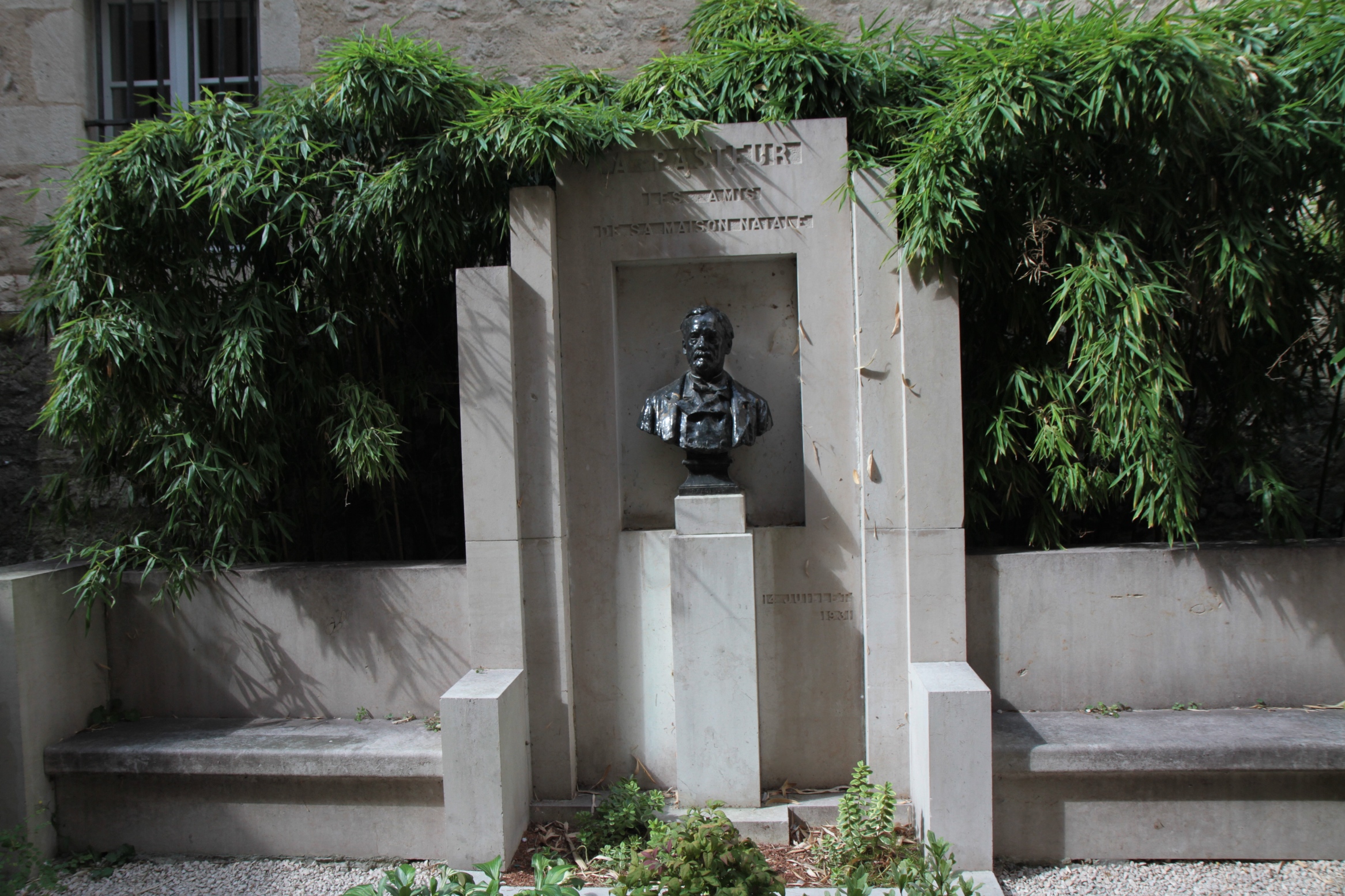 Pasteur bust, Louis Pasteur's birthplace, Dole  - 02.JPG